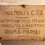 ...(cos� come riportato su una targa accanto a uno dei due ingressi), la cui omonima ditta di costruzioni aveva sede a Roma e Napoli